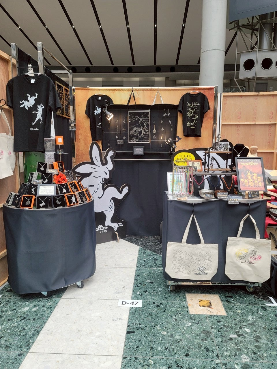 黒い展示台に商品が並び、背面に白いウサギの図柄が見える展示ブース